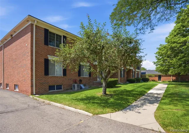 Photo 3 of Sale Pending at 29636 Middlebelt Rd #2602, Farmington Hills, MI 48334 | MLS# 61018506 | Listing updated on 2026-08-17
