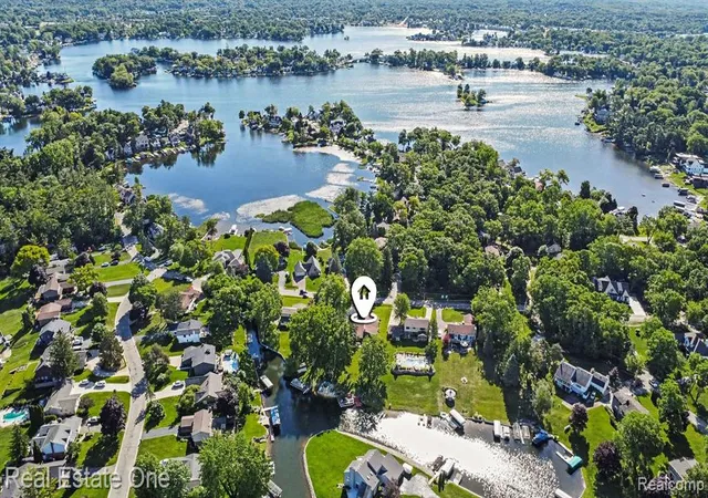 3rd image of 310 Pine Tree Rd Rd, Lake Orion, MI 48362 | MLS# 61006193