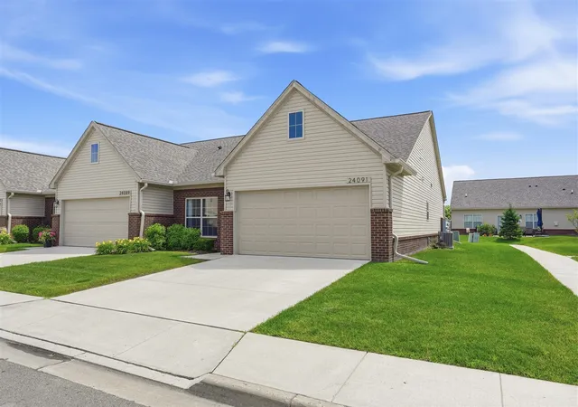 Homes for sale in Flat Rock, MI | 24091 Hemlock Dr #47, Flat Rock, MI 48134 | MLS# 70540894