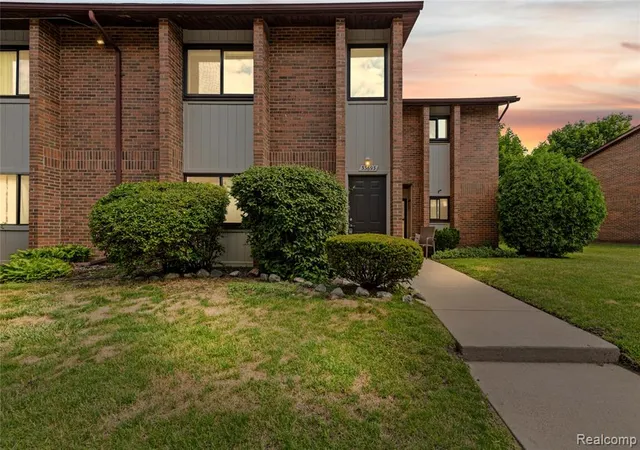 Homes for sale in Livonia, MI | 33693 Pondview Cir, Livonia, MI 48152 | MLS# 61005158