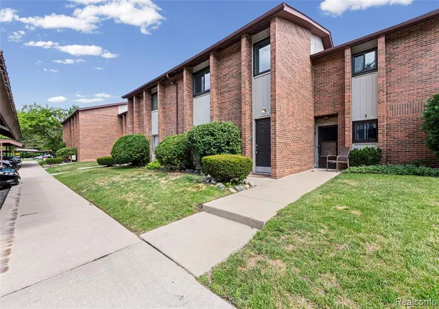 Homes for sale in Livonia, MI | 33693 Pondview Cir, Livonia, MI 48152 | MLS# 61005158