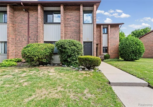 Homes for sale in Livonia, MI | 33693 Pondview Cir, Livonia, MI 48152 | MLS# 61005158
