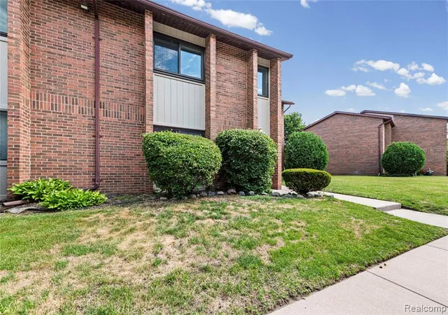 Homes for sale in Livonia, MI | 33693 Pondview Cir, Livonia, MI 48152 | MLS# 61005158