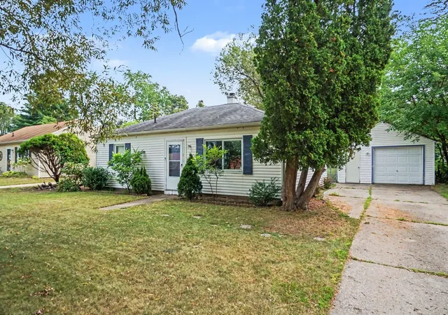 2nd image of 3806 E St Andrews Rd, Midland, MI 48642 | MLS# 50219588