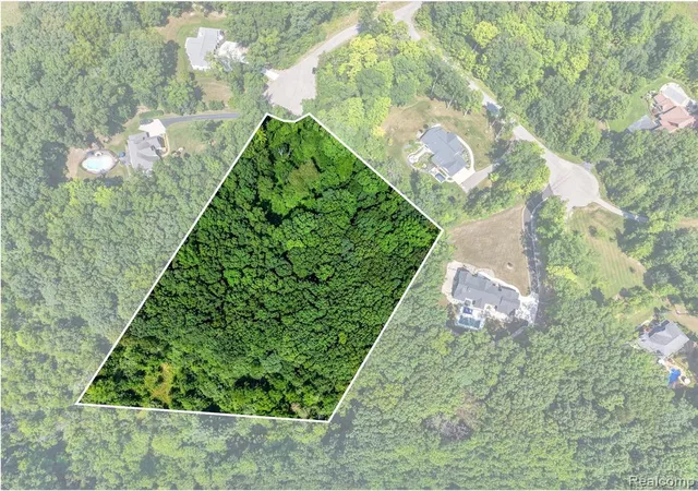 2nd image of 9776 Harbor Trail Dr, Whitmore Lake, MI 48189 | MLS# 61021056