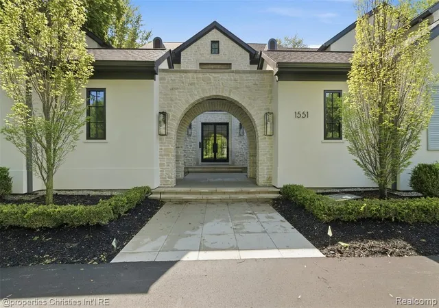 3rd image of 1551 Lakeside Dr, Birmingham, MI 48009 1093 | MLS# 61003138