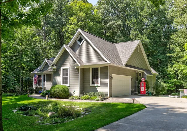 Photo 2 of Single family home for sale at 1130 Fallbrook Trl, Allegan, MI 49010 | MLS# 70555447 | Listing updated on 2026-08-29