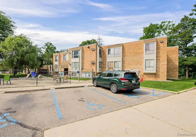 Listing Photo 2 - Condo for sale in building located at 28428 W 8 Mile Rd, Farmington Hills, MI 48336 - Unit #C10