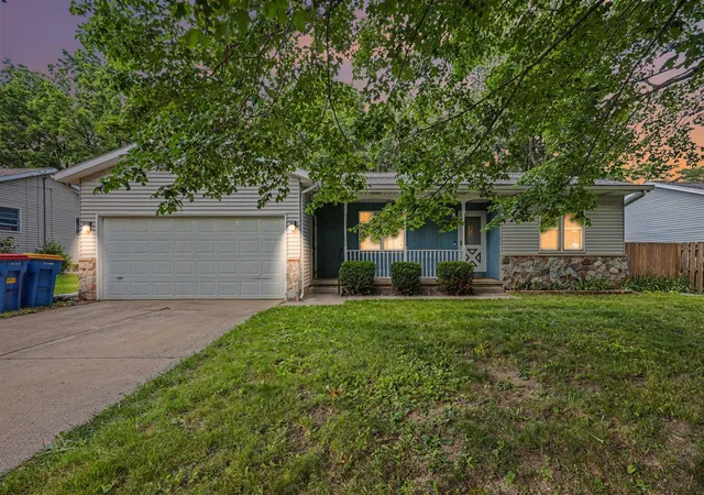 Photo 2 of Sale Pending at 1657 Loralee St, Grand Rapids, MI 49508 | MLS# 70553860 | Listing updated on 2026-08-23