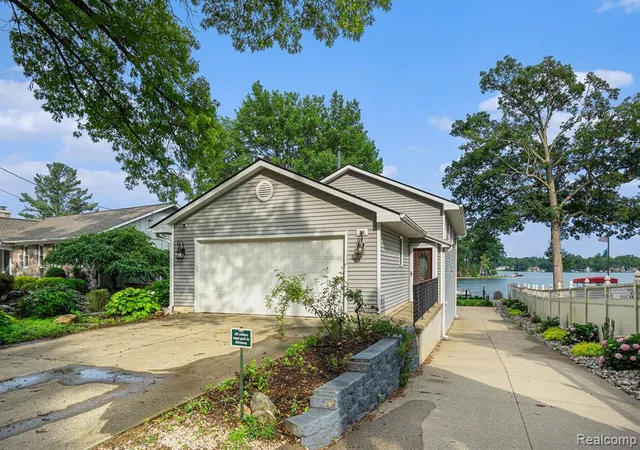 Homes for sale in Battle Creek, MI | 265 Lakeshore Dr, Battle Creek, MI 49015 | MLS# 60970313