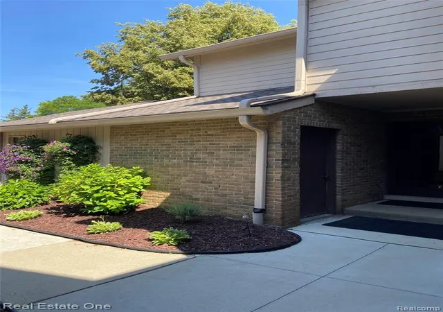 2nd image of 6463 Maple Hills Ln, Bloomfield Hills, MI 48301 1325 | MLS# 61024413