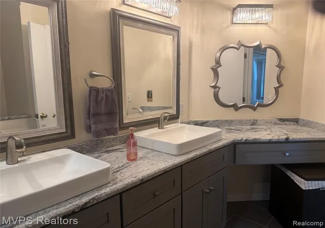 2nd image of 1945 Eagle Pointe, Bloomfield Hills, MI 48304 3805