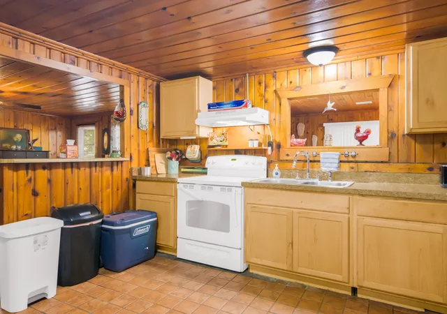 4th image of 4883 Poplar Dr, Harrison, MI 48625 | MLS# 80071809