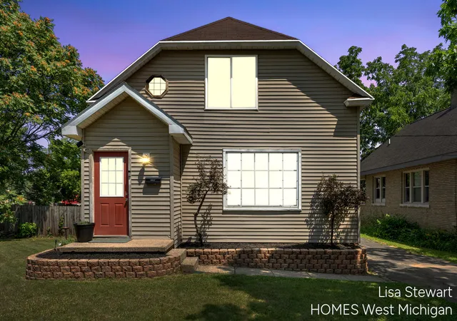 Homes for sale in Grand Rapids, MI | 1131 Crescent St, Grand Rapids, MI 49503 | MLS# 70544441