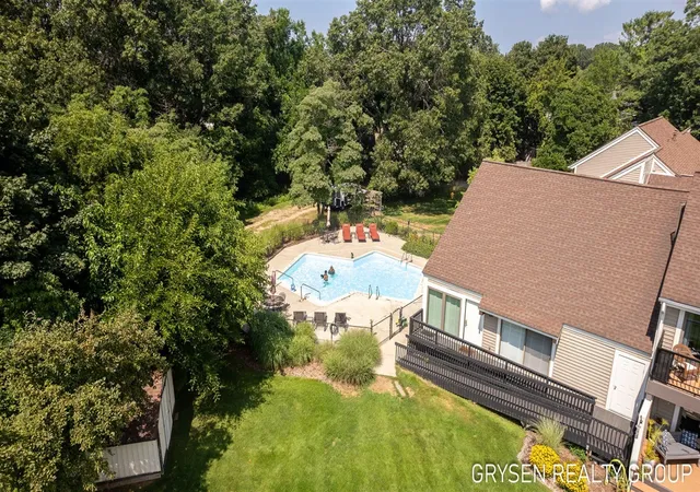 Homes for sale in Spring Lake, MI | 566 Wind Drift Lane, Spring Lake, MI 49456 | Houzeo