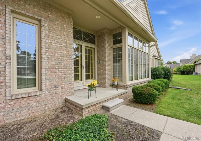 2nd image of 42675 Christina Dr, Sterling Heights, MI 48313 2619 | MLS# 61009126