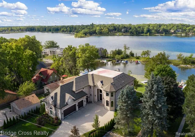 Homes for sale in Orchard Lake, MI | 5820 Lakeview Ave, Orchard Lake, MI 48324 | MLS# 60973039
