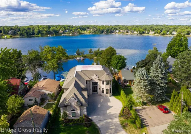 Homes for sale in Orchard Lake, MI | 5820 Lakeview Ave, Orchard Lake, MI 48324 | MLS# 60973039