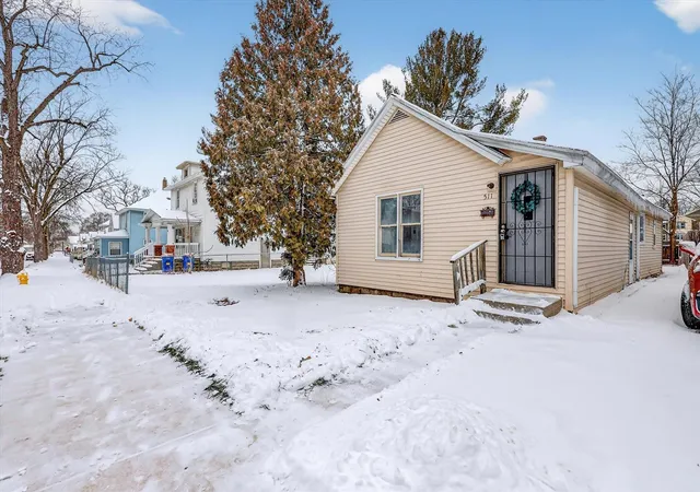 Homes for sale in Grand Rapids, MI | 511 Gilbert St, Grand Rapids, MI 49507 | MLS# 70511942