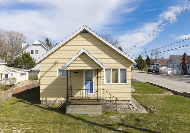 Homes for sale in Manistee, MI | 15 N Lakeshore Dr, Manistee, MI 49660 | MLS# 70529255