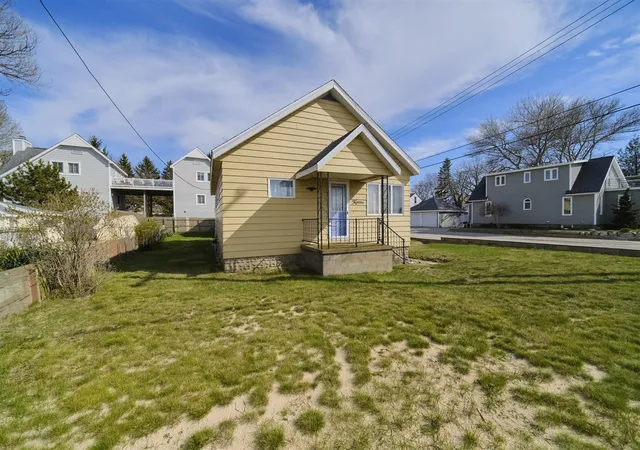 Homes for sale in Manistee, MI | 15 N Lakeshore Dr, Manistee, MI 49660 | MLS# 70529255