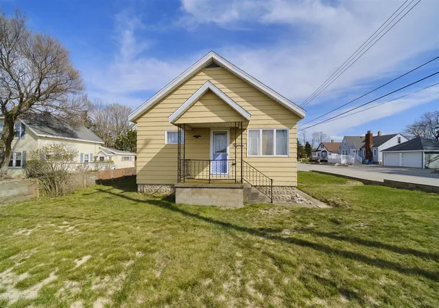 Homes for sale in Manistee, MI | 15 N Lakeshore Dr, Manistee, MI 49660 | MLS# 70529255