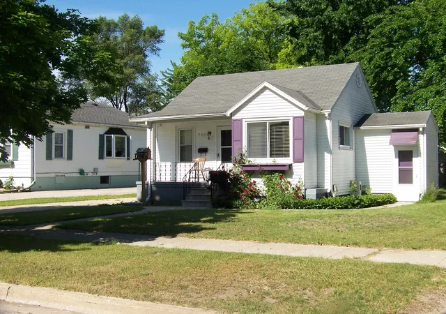 Homes for sale in Essexville, MI | 706 Oak St, Essexville, MI 48732 | MLS# 50211914