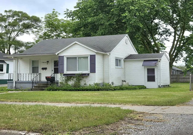 Homes for sale in Essexville, MI | 706 Oak St, Essexville, MI 48732 | MLS# 50211914