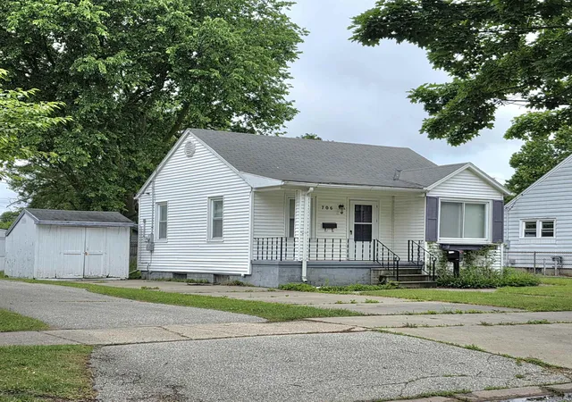 Homes for sale in Essexville, MI | 706 Oak St, Essexville, MI 48732 | MLS# 50211914