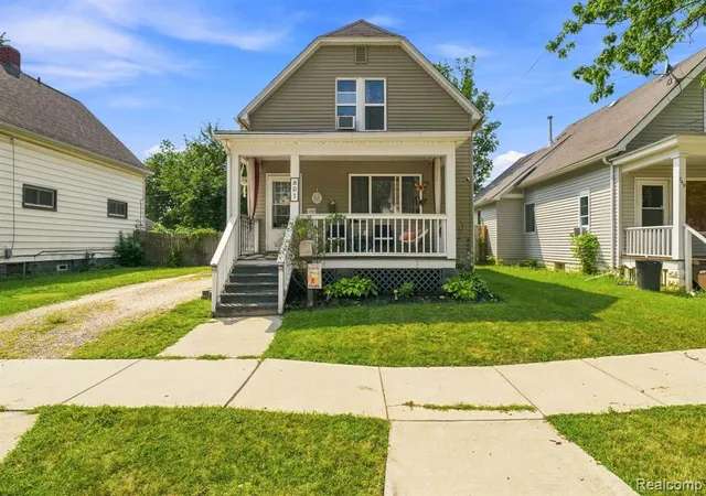 Photo 2 of Single family home for sale at 801 16th Street, Port Huron, MI 48060 | MLS# 61021461 | Listing updated on 2026-08-15
