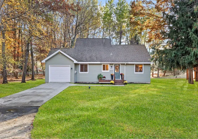 Homes for sale in Canadian Lakes, MI | 9721 Willow Rd, Canadian Lakes, MI 49346 | MLS# 70502436