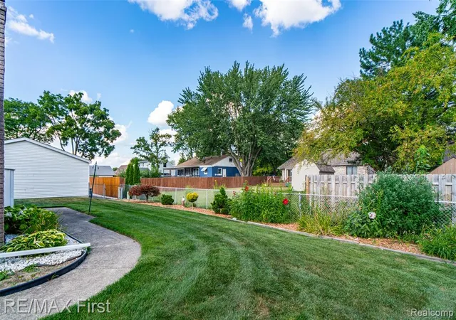 Photo 3 of Sale Pending at 27574 Los Olas Ct, Warren, MI 48093 4930 | MLS# 61025807 | Listing updated on 2026-09-11