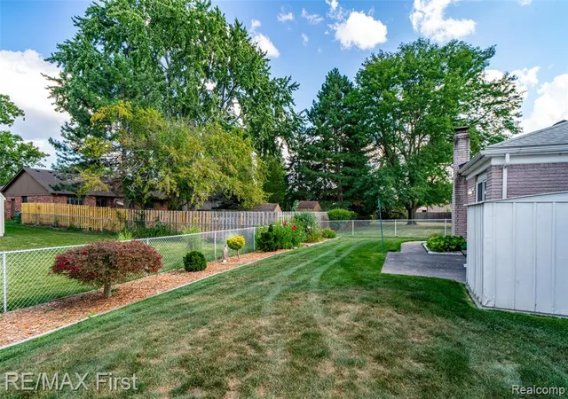 Photo 4 of Sale Pending at 27574 Los Olas Ct, Warren, MI 48093 4930 | MLS# 61025807 | Listing updated on 2026-09-11