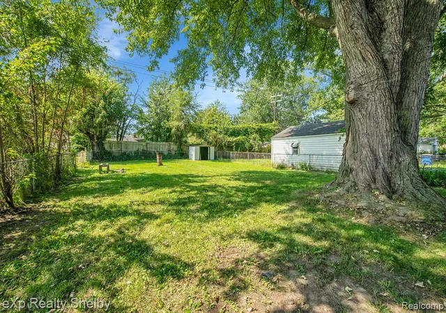 Photo 3 of Sale Pending at 21315 S La Salle Blvd, Warren, MI 48089 | MLS# 60338881 | Listing updated on 2025-06-17