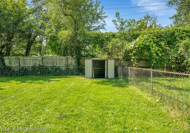 Photo 4 of Sale Pending at 21315 S La Salle Blvd, Warren, MI 48089 | MLS# 60338881 | Listing updated on 2025-06-17