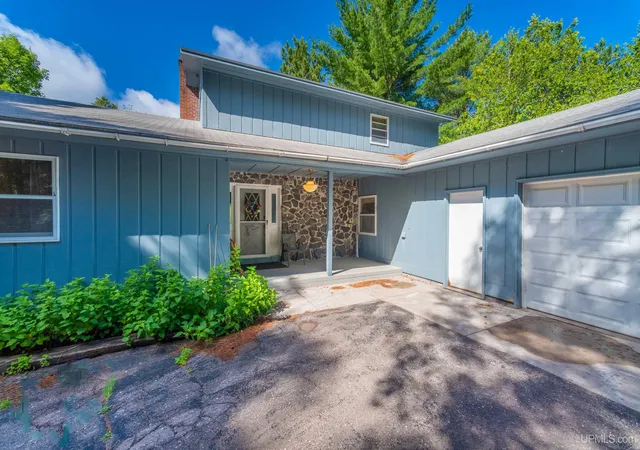 Photo 3 of Single family home for sale at 52785 Us Hwy 41, Calumet, MI 49913 | MLS# 50218558 | Listing updated on 2026-09-14