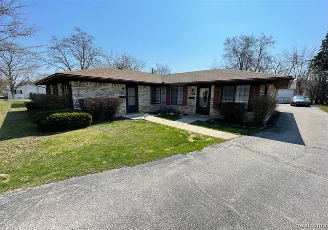 3rd image of 2009 W 14 Mile Rd, Royal Oak, MI 48073 | MLS# 60994549