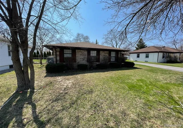 4th image of 2009 W 14 Mile Rd, Royal Oak, MI 48073 | MLS# 60994549