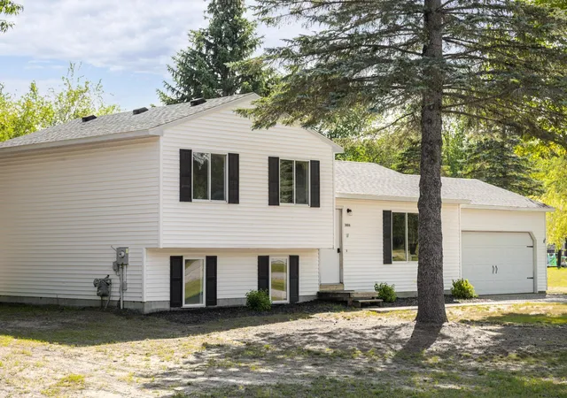 Photo 2 of Single family home for sale at 3880 Whispering Oaks Dr, Traverse City, MI 49696 | MLS# 80072641 | Listing updated on 2026-08-28
