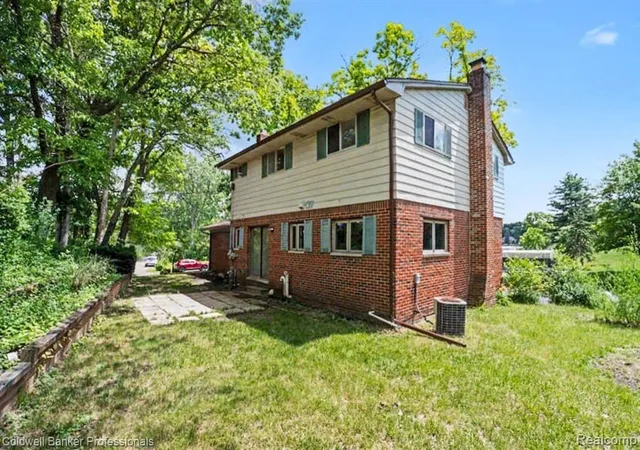 Homes for sale in Davisburg, MI | 8965 Sherwood Dr, Davisburg, MI 48350 | MLS# 61008172