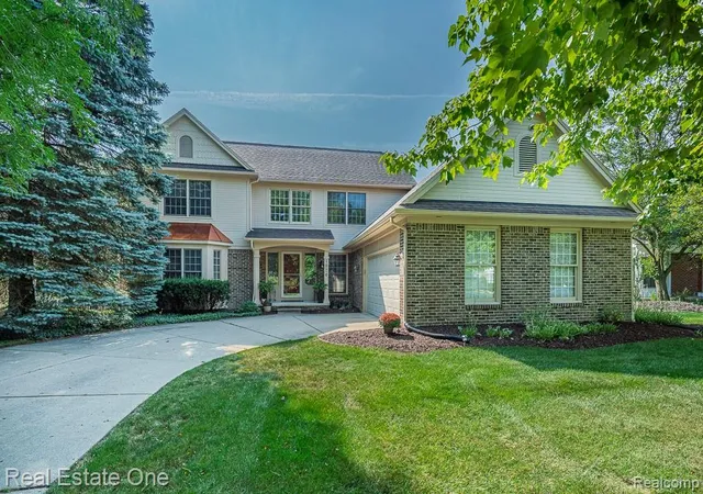 Photo 1 of Sale Pending at 1026 Pointe Pl Blvd, Rochester, MI 48307 1792 | MLS# 61023878 | Listing updated on 2026-09-10