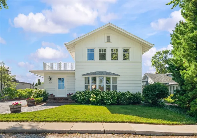 Homes for sale in Saint Joseph, MI | 347 Ridgeway St, Saint Joseph, MI 49085 | MLS# 70541267