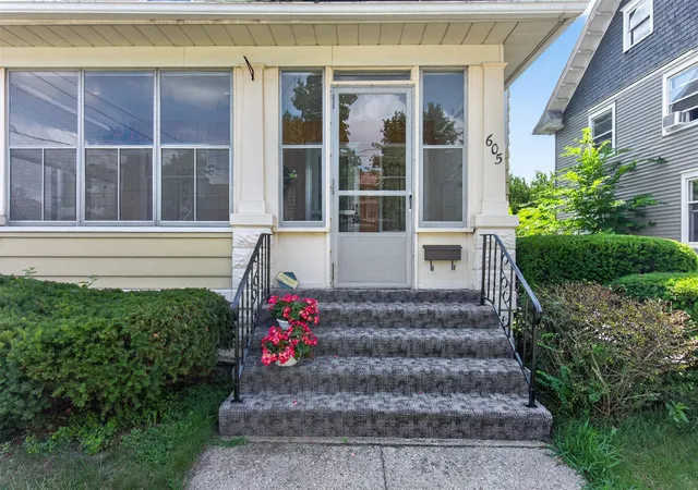 Photo 4 of Single family home for sale at 605 Harwood St, Jackson, MI 49203 | MLS# 70553898 | Listing updated on 2026-09-24