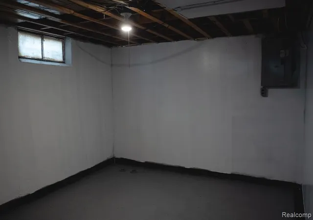 3rd image of 18240 Codding St, Detroit, MI 48219 | MLS# 60355407