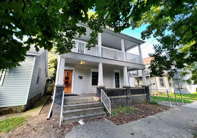 Photo 3 of Sale Pending at 937 Davis Ave, Grand Rapids, MI 49504 | MLS# 70522815 | Listing updated on 2026-04-15