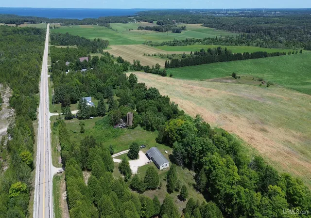 Photo 3 of Single family home for sale at 5580 Ll Rd, Garden, MI 49835 | MLS# 50216258 | Listing updated on 2026-09-14