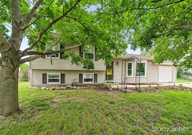 Homes for sale in Hastings, MI | 715 E Lincoln St, Hastings, MI 49058 | MLS# 70539599