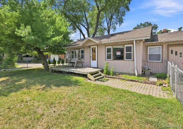 2nd image of 2428 Circle Dr, West Bloomfield, MI 48324 3722 | MLS# 61023776