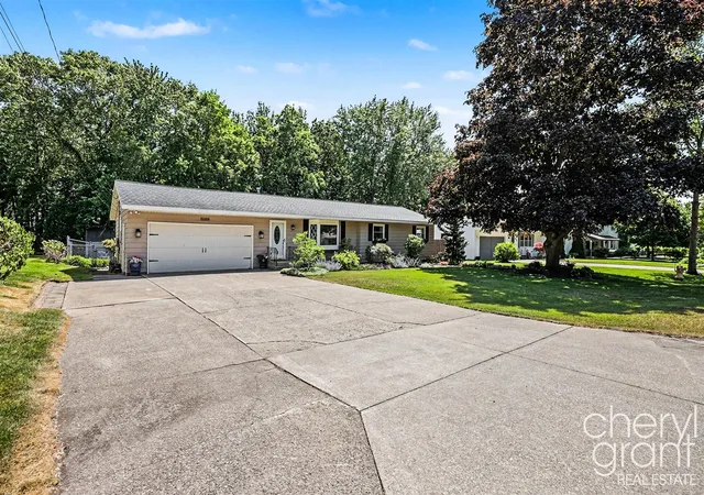 Homes for sale in Spring Lake, MI | 15888 Vinecrest Ave, Spring Lake, MI 49456 | MLS# 70538268