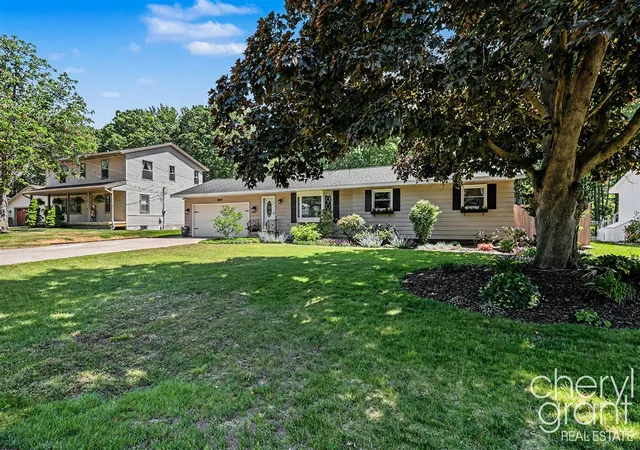 Homes for sale in Spring Lake, MI | 15888 Vinecrest Ave, Spring Lake, MI 49456 | MLS# 70538268
